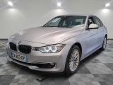 une photo d'une BMW argentée dans un showroom