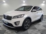 le 4x4 blanc est garé sur le sol en damier d'un garage