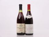 deux bouteilles de vin posées l'une à côté de l'autre sur une surface blanche