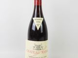 une bouteille de vin rouge avec une étiquette blanche sur fond blanc