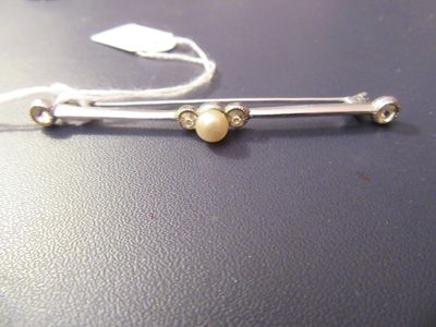 une photo d'une paire de boucles d'oreilles posées sur une table