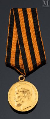 une médaille d'or entourée d'un ruban noir et orange