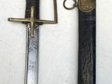 paire d'épées anciennes avec des garnitures en laiton, posées sur un fond blanc