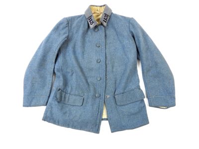 veste en jean avec col et poignets, sur fond blanc