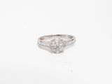 gros plan d'une bague en diamant sur une surface blanche
