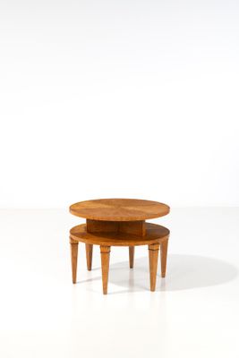 une image représentant une petite table en bois sur laquelle sont posées deux petites tables