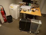une photo d'une pièce équipée d'un radiateur et d'un extincteur