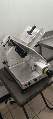une machine posée sur une table dans une pièce