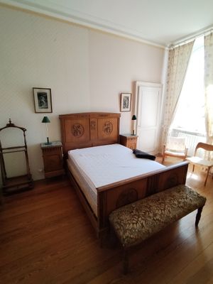 un lit avec une tête et un pied de lit en bois dans une chambre