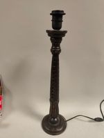 Pied de lampe en bois sculpté et teinté à fût décor de feuil…