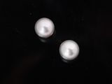 deux perles blanches flottant à la surface d'un fond noir