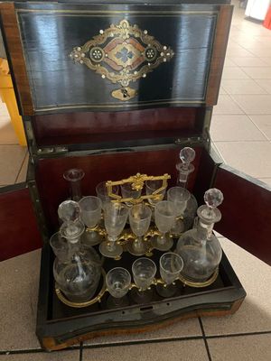 Cave à liqueur à quatre carafons et 15 verres dans un coffre…