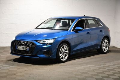 une Audi bleue garée dans un garage