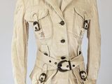 une photo d'une veste de femme sur un mannequin