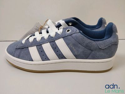 un gros plan sur une paire de chaussures posée sur une table