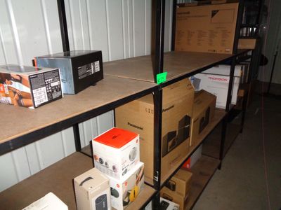 beaucoup de boîtes et de cartons sur les étagères de la pièce