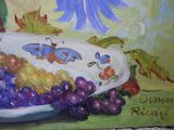 un tableau représentant un bol de raisins et un papillon posés sur une table