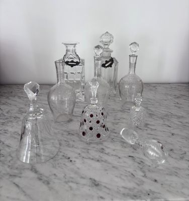 de nombreuses bouteilles en verre posées sur une table en marbre