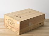 une caisse en bois posée sur un parquet