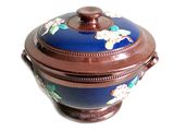 un bol bleu et marron orné de fleurs