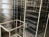les nombreux casiers de nourriture qui se trouvent sur le sol de la cuisine