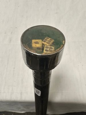 un objet métallique contenant des dés