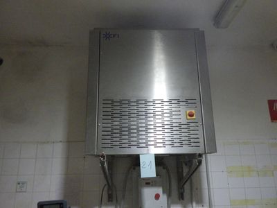 une photo d'un distributeur d'eau en acier inoxydable dans une cuisine