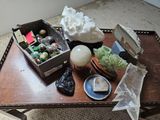 une table sur laquelle est posée une boîte contenant divers objets