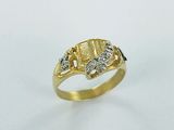 gros plan d'une bague en or avec des diamants sur fond blanc