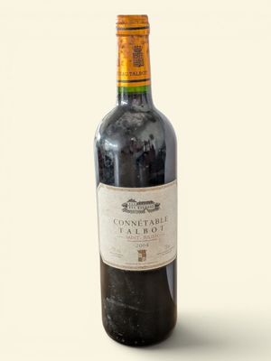 une bouteille de vin posée sur une table