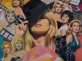 une image représentant un tableau où l'on voit une femme tenant un appareil photo