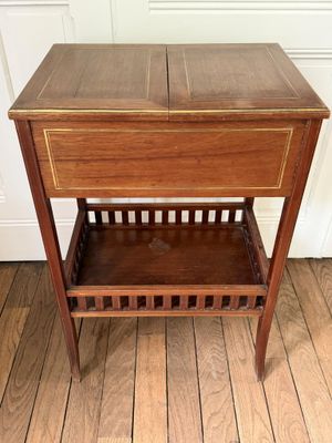 une vieille table en bois avec un porte-revues en dessous