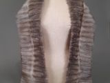 deux mannequins et une étole en fourrure posée sur un support à mannequin