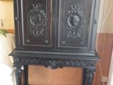 une armoire noire surmontée d'une horloge