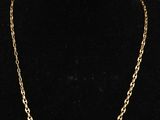 un collier à chaîne en or sur un mannequin mannequin mannequin mannequin mannequin mannequin mannequin mannequin mannequin mannequin