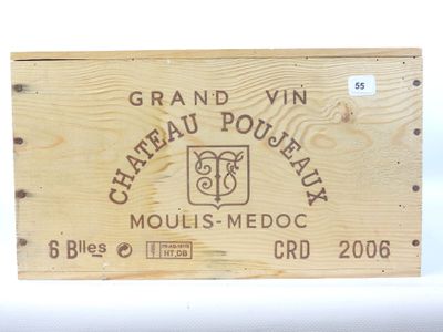 une caisse en bois sur laquelle est apposée une étiquette indiquant « grand vin château Poultaux, Moulis, Médoc »
