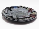 une assiette noire et blanche sur laquelle est dessiné un pentagramme