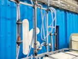 une pièce où se trouvent de nombreux tuyaux et récipients