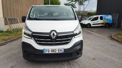 la vue de face d'une camionnette blanche garée dans un parking