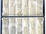une boîte de verres à vin vides, entourée d'un ruban