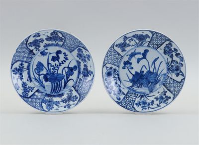 paire d'assiettes chinoises bleues et blanches ornées de fleurs et d'oiseaux