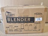 un mixeur dans son emballage posé sur un carton, lui-même posé sur une table