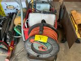beaucoup d'outils et d'ustensiles qui traînent par terre