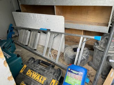 une photo d'une pièce où se trouvent de nombreux outils