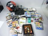 plein de jeux vidéo posés sur une table avec un volant