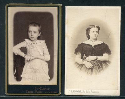 deux vieilles photos en noir et blanc représentant une jeune fille en robe