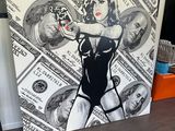 une photo d'un tableau représentant une femme avec de l'argent dessus