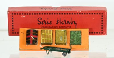 une boîte rouge avec un chariot vert et une boîte rouge avec un chariot jaune