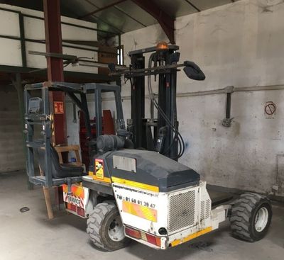 un chariot élévateur garé à l'intérieur d'un bâtiment