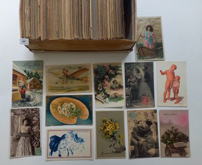 une boîte remplie de vieilles cartes postales sur une table